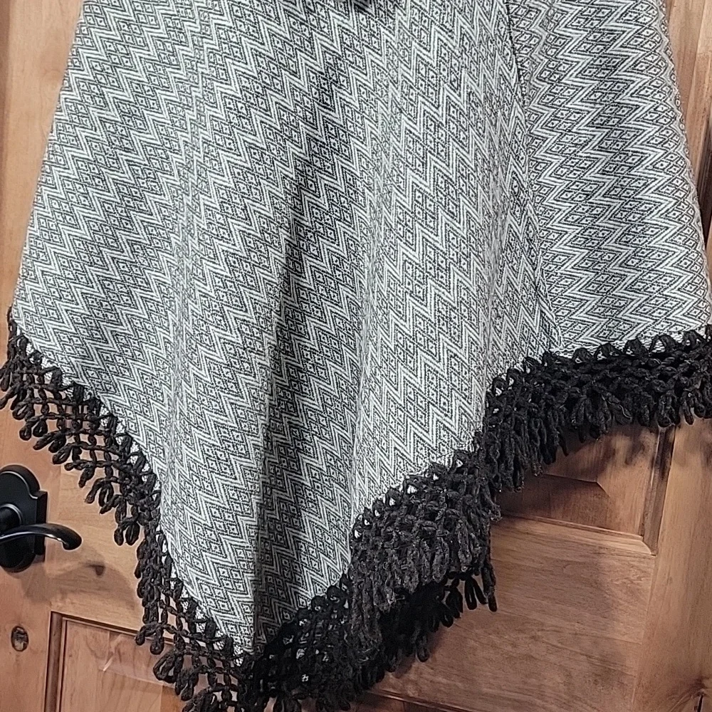 Loomed Wool & Cowhican Sweater Cape from South America - Picture 4 of 11